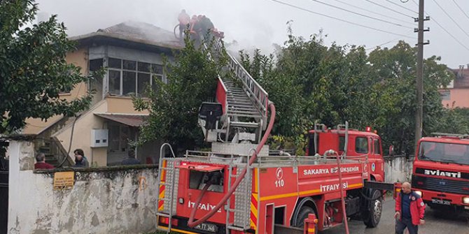 Sakarya'da korkutan çatı yangını