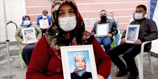Teröristlerin bilgilerine ait dokümanların HDP il binasında bulunmasına evlat nöbetindeki ailelerden tepki