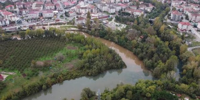 Irmağın çamurlu ve temiz kollarından gelen suları, böyle buluştu