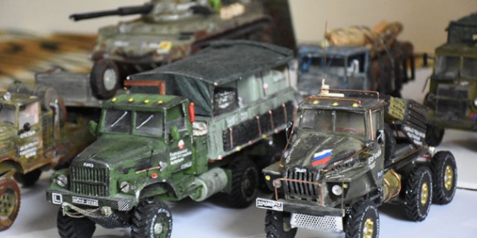 Atıklardan savaş gemileri ve askeri araçların maketini yapıyor