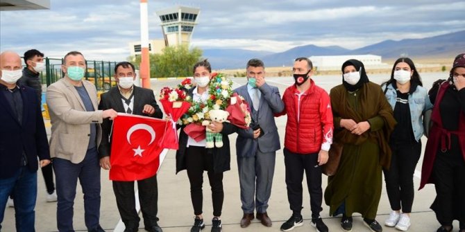 Avrupa üçüncüsü olan milli judocu Özlem Yıldız memleketinde coşkuyla karşılandı