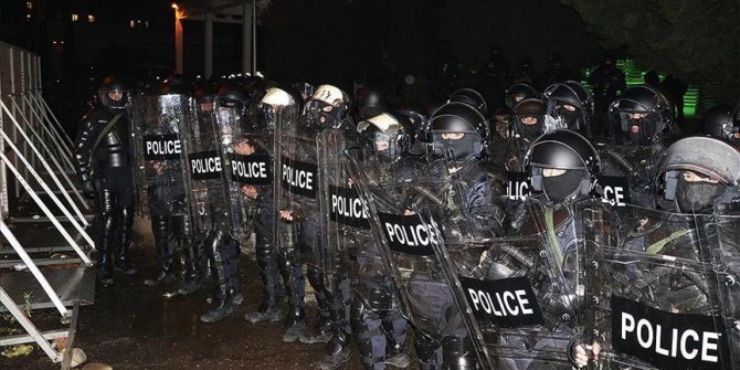 Gürcistan'da güvenlik güçleri Merkez Seçim Komisyonu binasını kuşatan protestoculara müdahale etti