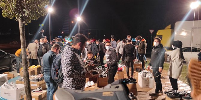 Esenler'de yol kenarında ayakkabı satışında koronavirüs kuralları hiçe sayıldı