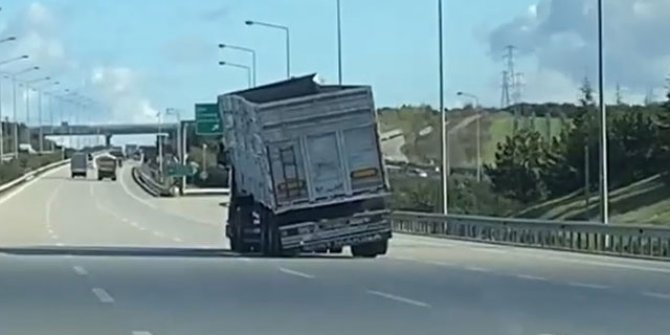 Dorsesi yan yatmış TIR'ın tehlikeli yolculuğu kamerada