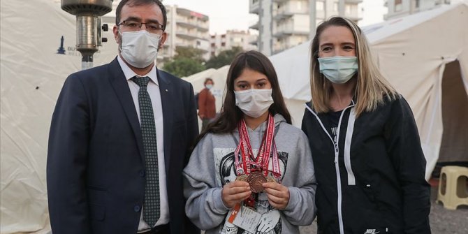 Şampiyon depremzede 'yeni' madalyalarını gözyaşlarıyla teslim aldı