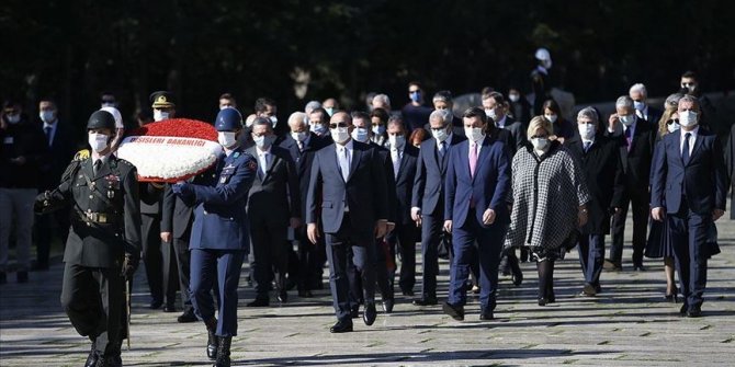 Bakan Çavuşoğlu ve merkezde görevli büyükelçilerden Anıtkabir'e ziyaret