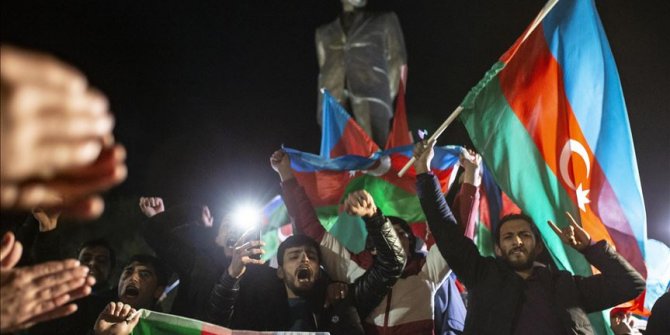Azerbaycanlılar Dağlık Karabağ'da varılan anlaşmayı coşkuyla kutluyor
