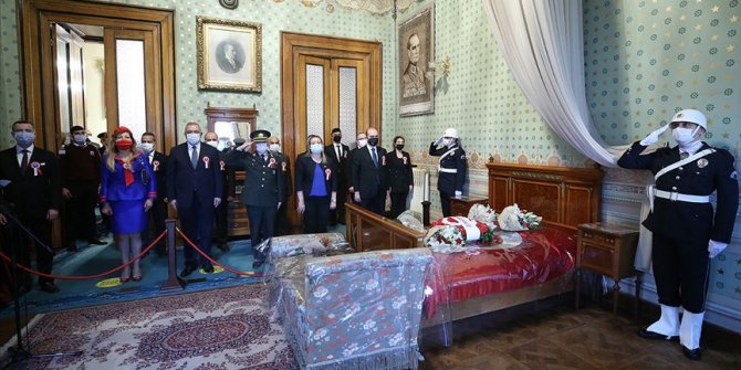 Atatürk 82 yıl önce ebediyete intikal ettiği Dolmabahçe Sarayı'ndaki odasında törenle anıldı