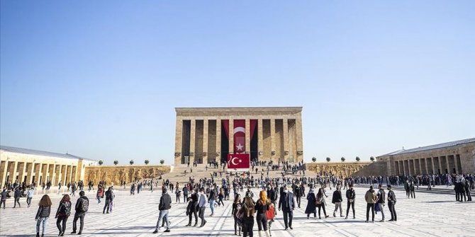 Anıtkabir'de ziyaretçi yoğunluğu