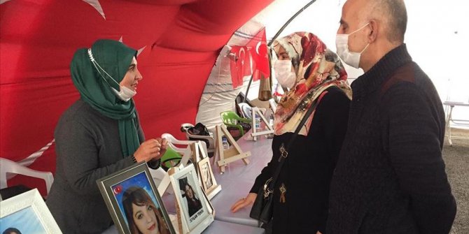 Evladına kavuşan aile sevincini Diyarbakır anneleriyle paylaştı