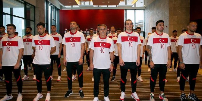 A Milli Futbol Takımı Büyük Önder Atatürk'ü andı