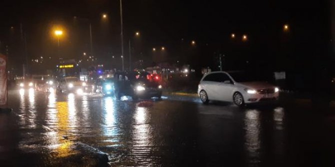 Trabzon'da sağanak etkili oldu, yollar göle döndü