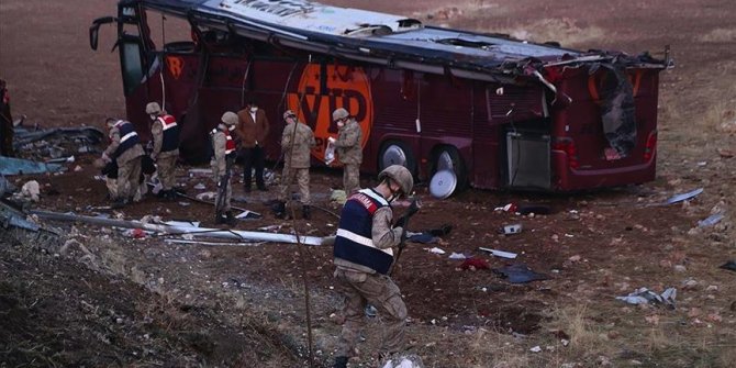 Şanlıurfa'da Irak uyrukluları taşıyan yolcu otobüsü devrildi: 29 yaralı