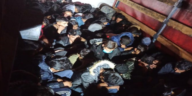 Kamyonetin kasasından 61 kaçak göçmen çıktı