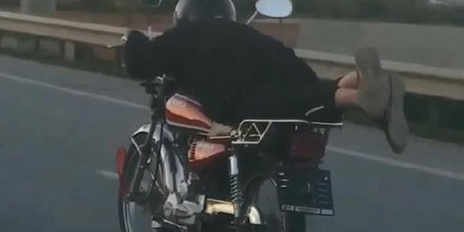 Plakasını söktüğü motosikleti yüzüstü yatarak kullandı