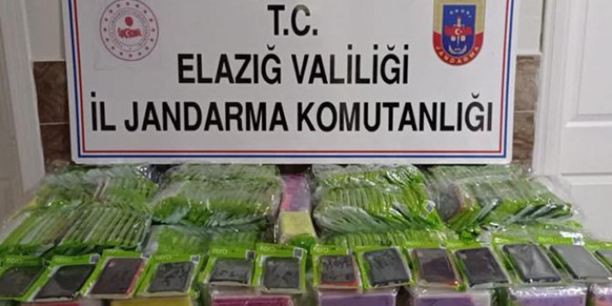 Elazığ'da, gümrük kaçağı 550 cep telefonu aksesuarı ele geçirildi
