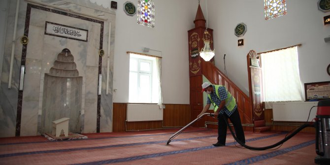 Gölbaşı'ndaki camiler dezenfekte ediliyor