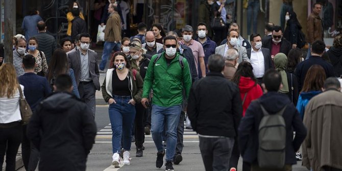 Tüm illerde yoğun cadde, sokak ve durak gibi alanlarda sigara içmek yasaklandı