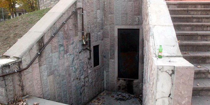 12 Kasım Deprem Anıtı'nın içler acısı hali