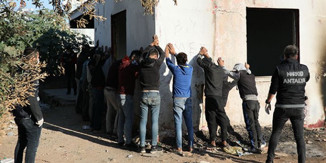 Antalya'da 300 polisle uyuşturucu operasyonu