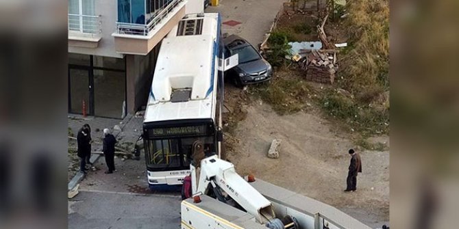 Ankara'da freni boşalan belediye otobüsünün apartmana çarpması kamerada