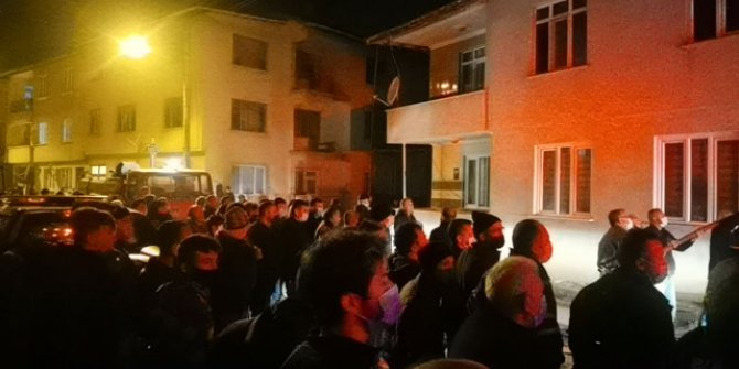 Sosyal mesafeyi unutan mahalleli film izler gibi yangını izledi