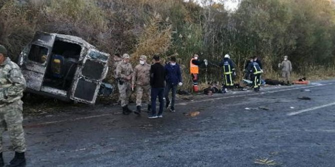 İçinde 33 kaçak mültecinin bulunduğu minibüs kaza yaptı: 2 ölü 31 yaralı 