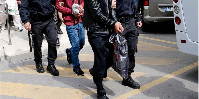 İzmir'de DEAŞ'ın sözde Türkiye sorumlusuyla bağlantılı oldukları iddiasıyla 5 zanlı yakalandı