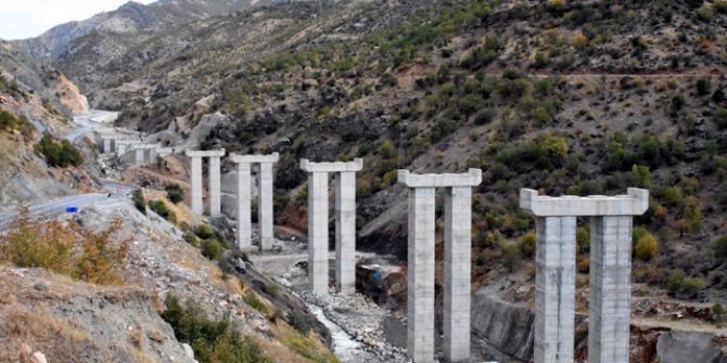 Bitlis'te heyelanlı bölgeye çelikten viyadük 