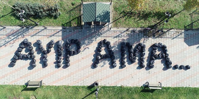 Çöplerle 'Ayıp ama' yazarak mesaj verdiler