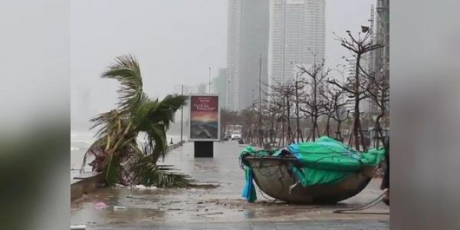 Vietnam’a yaklaşan Vamco Tayfunu şiddetli rüzgarlara neden oldu