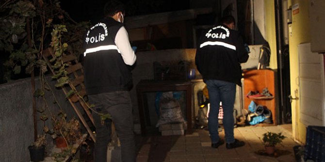 Cinnet geçiren kişi beraber yaşadığı aile dostunu 15 yerinden bıçakladı