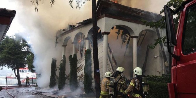 Üsküdar'da tarihi camide çıkan yangın söndürüldü