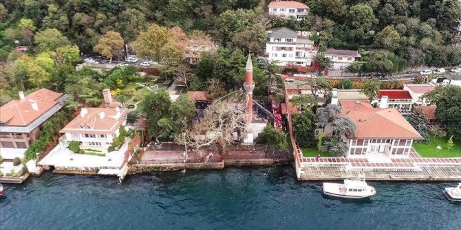 Bakan Ersoy yanan tarihi Vaniköy Camisi'nin en kısa sürede ayağa kaldırılacağını bildirdi