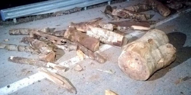 Kamyondan düşen odunlar 2 otomobile hasar verdi 