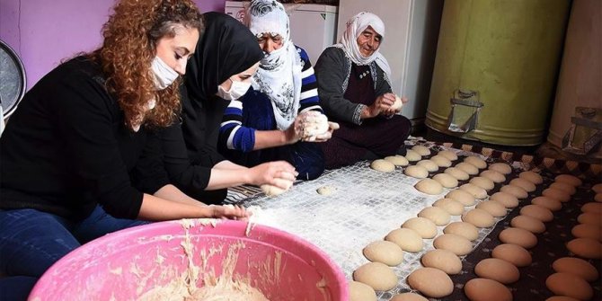 Köy çocuklarını geleceğe hazırlayan fedakar öğretmenler köylülerin de gönlüne dokunuyor