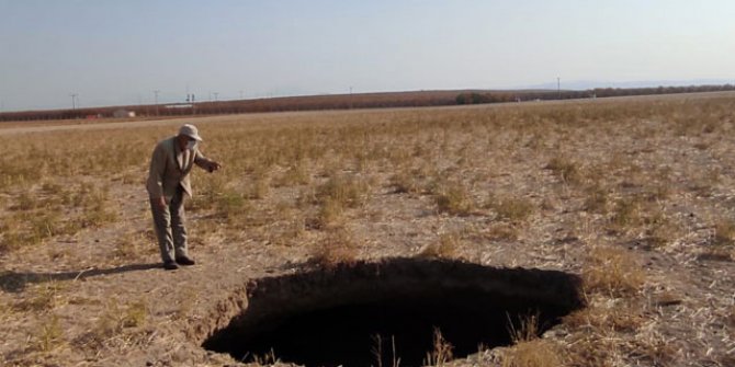 Konya'da, 15 metre derinliğinde obruk oluştu 