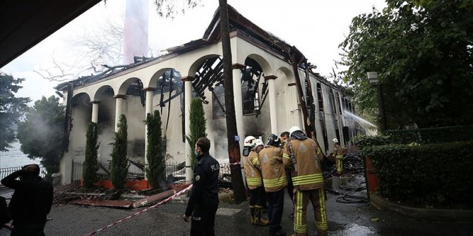 Tarihi Vaniköy Camisi'ndeki yangına ilişkin soruşturmada 5 kişinin bilgi sahibi sıfatıyla ifadelerine başvuruldu