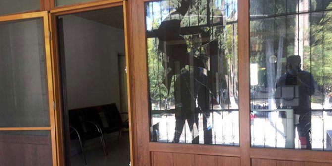 Ölen kişinin yakınları Adli Tıp Kurumu’nun kapı camlarını kırdı