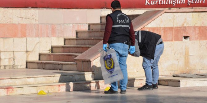 Adliye önünde boşanma aşamasındaki eşini ve kayınpederini vurdu