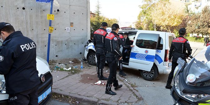 Başkentte ekip aracı ile otomobil çarpıştı: 3 polis yaralı