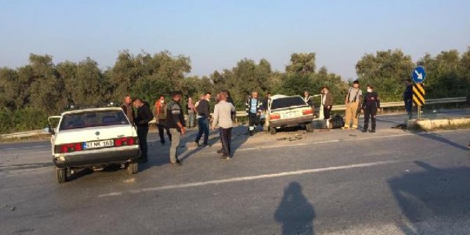 İzmir'de iki otomobil çarpıştı; 1 ölü 1 yaralı