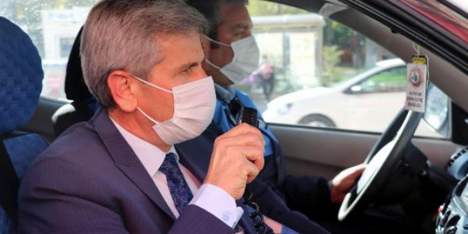Doktor belediye başkanı, sokak sokak koronavirüs uyarısı yapıyor