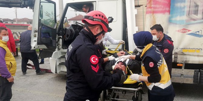 Kırmızı ışıkta iki kamyon çarpıştı: 1 yaralı