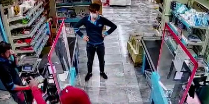 Esenyurt'ta zincir marketleri hedef alan silahlı soyguncular kamerada