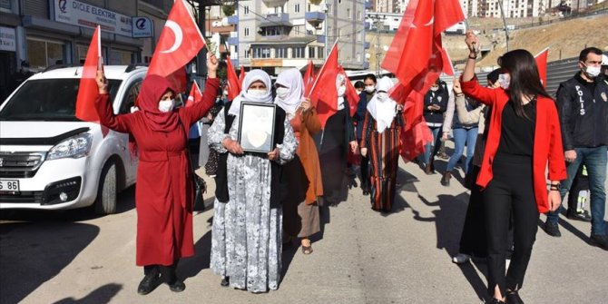 Şırnak'ta terör mağduru aileler HDP İl Başkanlığı binası önünde eylem yaptı