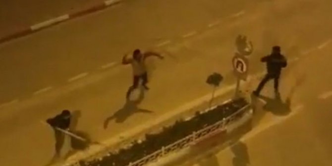 Yol ortasında sopalı kavga kamerada