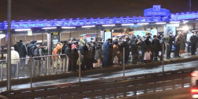 Kısıtlamaya dakikalar kala Cevizlibağ metrobüs durağında yoğunluk