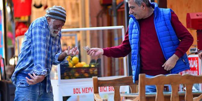 Dilenci kılığına girip yarım saatte 60 TL para topladı