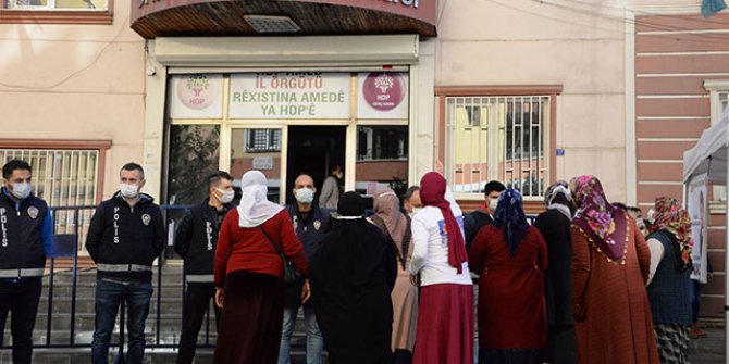 Evlat nöbetindeki ailelerden HDP'lilere: Çocuk hırsızları